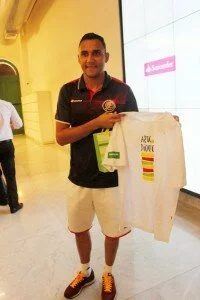 Goleiro Navas segura camiseta do Arte no Dique (Foto: Felipe Seguro).